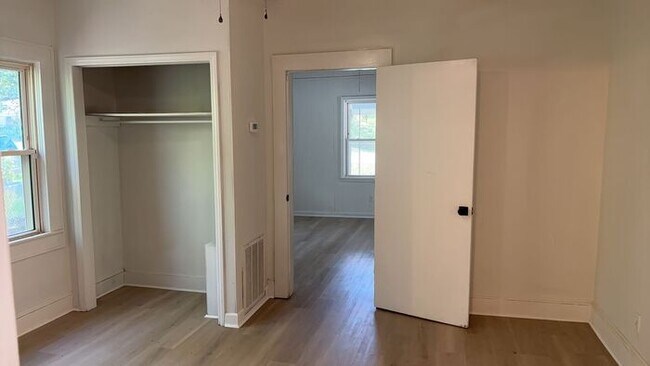 Building Photo - 3 Bedroom 1 Bathroom Renovated House with Fenced Yard
