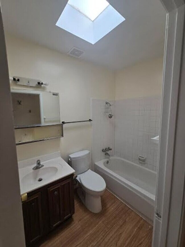 Building Photo - Spacious 4bd/2ba Featuring Central A/C and Large Private Yard