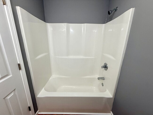 Building Photo - Lenoir City 37771 - Duplex, 2 bedroom, 1 bath unit - Contact Chad Weeks 865-567-6193