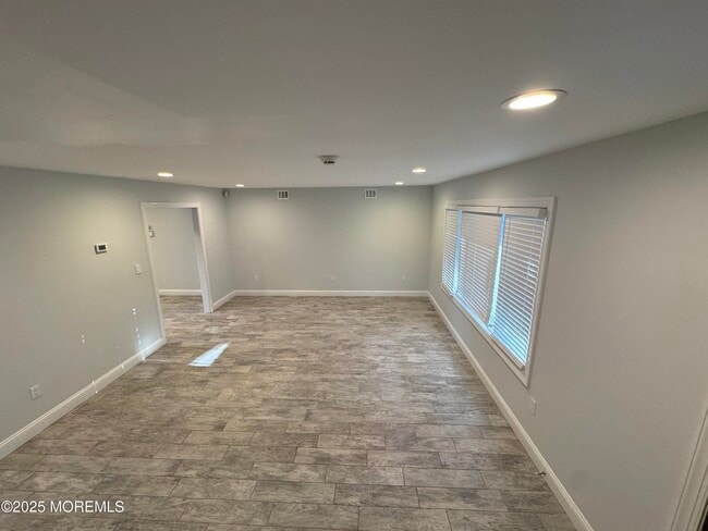 Building Photo - 28 Irongate Ln