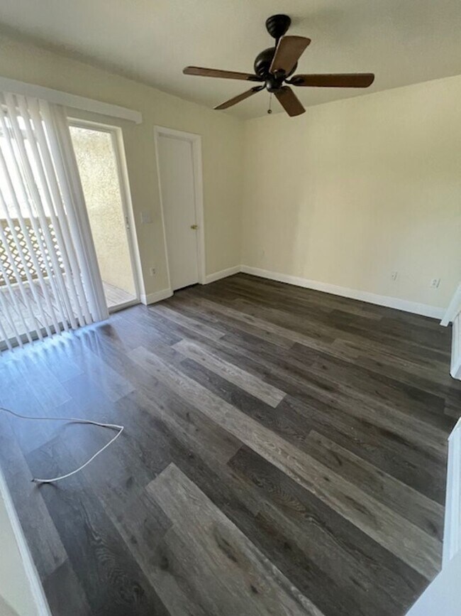 Building Photo - Palm Lakes Condo