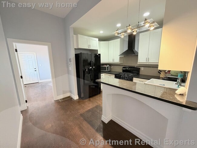 Building Photo - 8 Cross St E