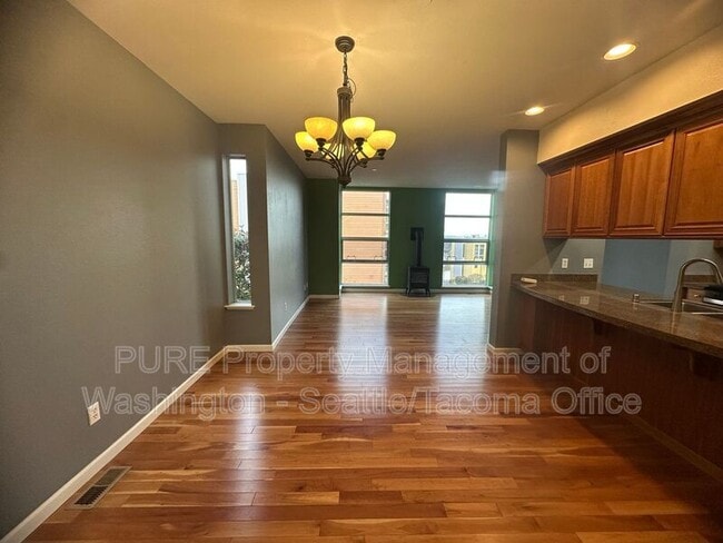 Building Photo - 2327 S I St