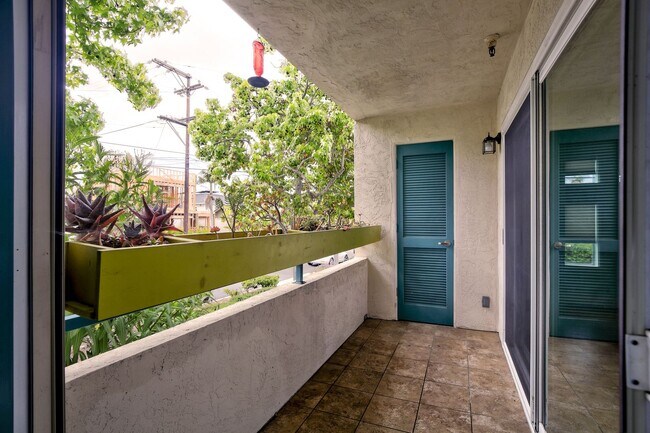 Building Photo - $3200 / Fabulous 2br / 2ba condo (Bankers ...