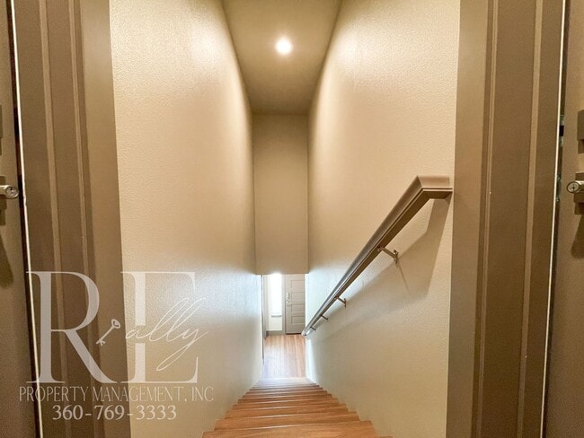 Building Photo - Fully Renovated Upper Unit with Modern Finishes & A/C