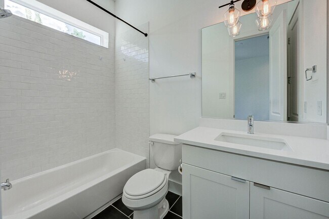 Building Photo - 3 Bedroom Home in the Galleria