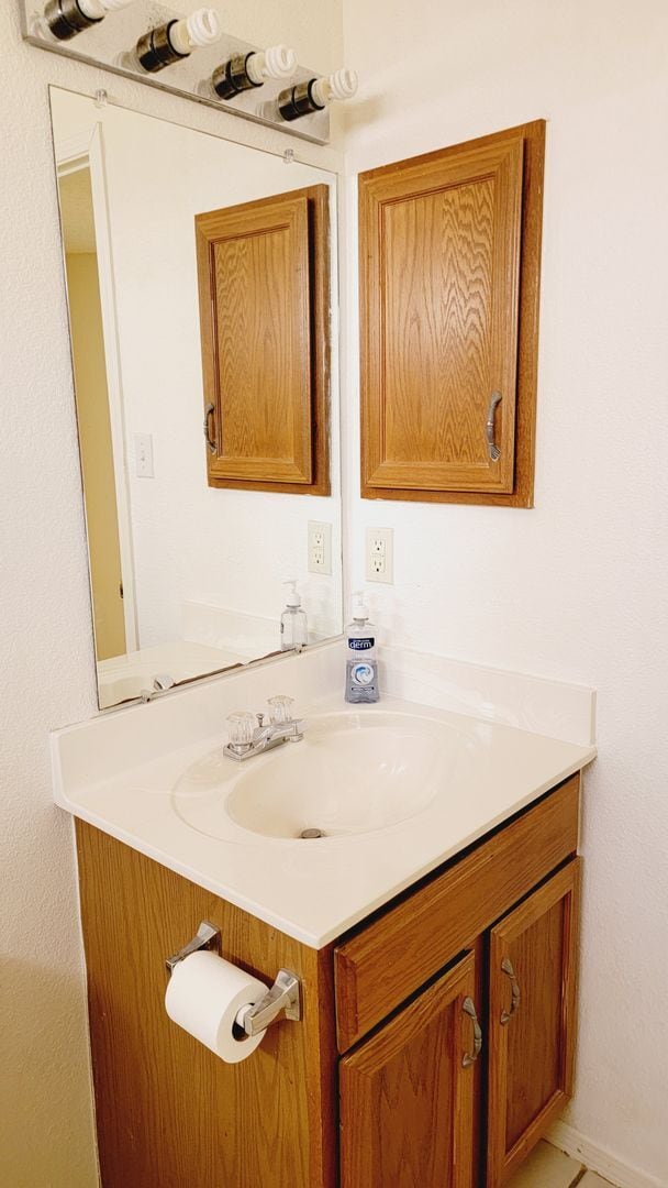 Building Photo - Lovely 3 bedroom 2 bath located in West El...