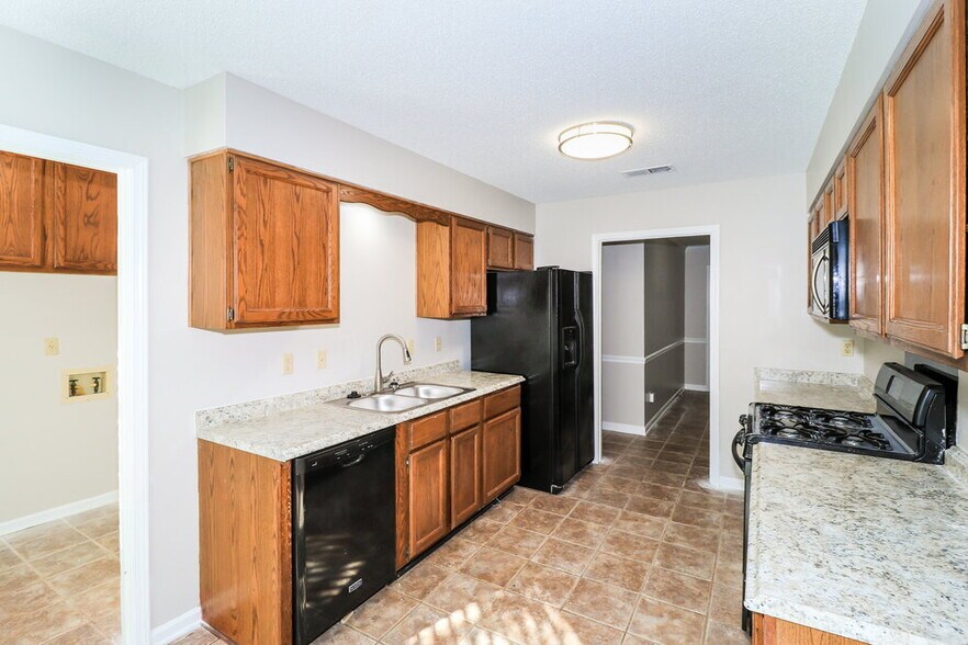 Building Photo - 2821 Lanthorn Dr