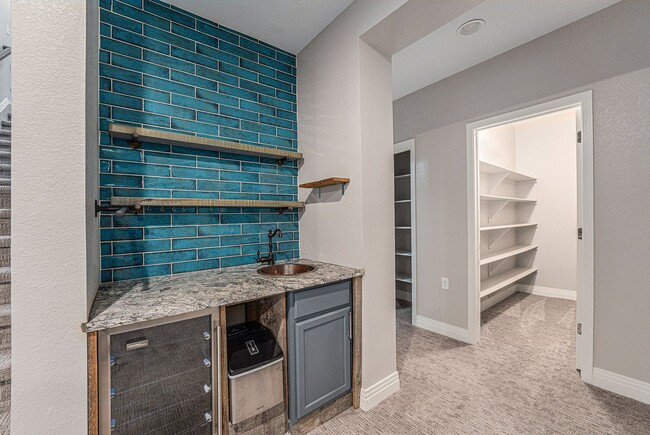 Building Photo - 3 bed/3 bath Amazing House close to Stanle...
