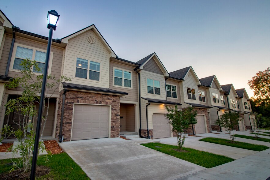 Front view - 230 Signature Pl