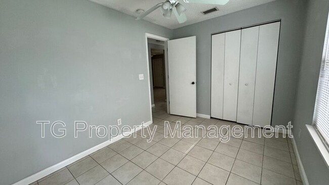 Building Photo - 209 7th St S