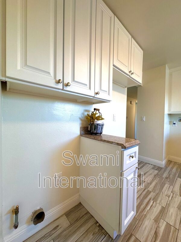 Building Photo - 25532 1/4 Oak St.