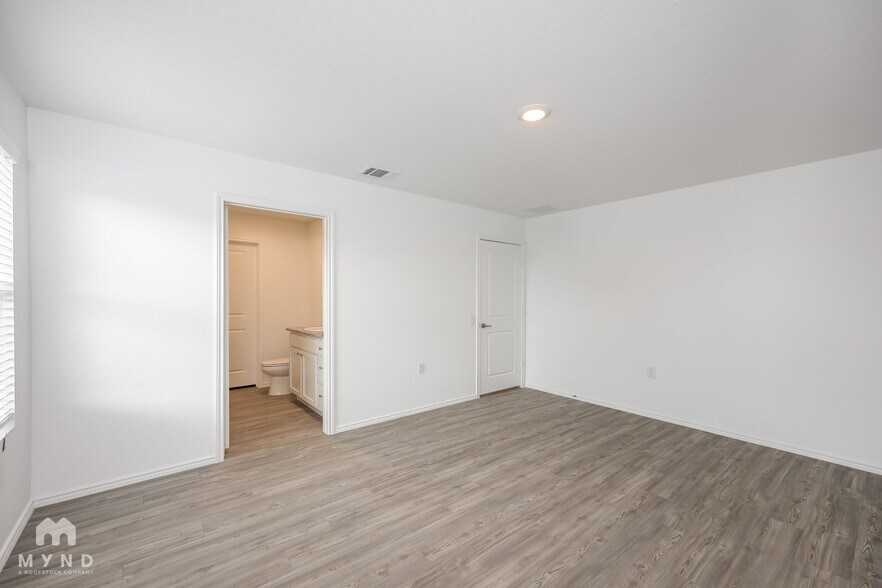 Building Photo - 939 Cook Bnd