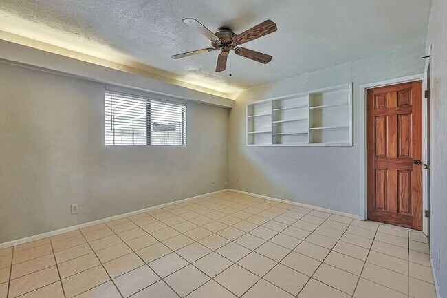 Building Photo - 727 E Vista Del Cerro Dr