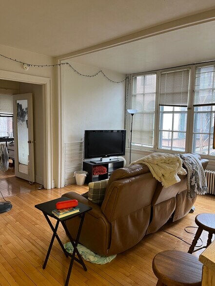 Building Photo - 612 Howard Plz
