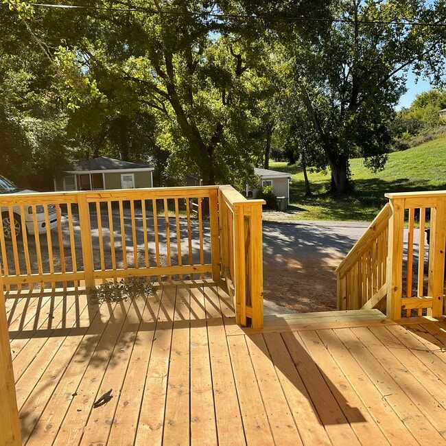 Building Photo - 409 Miller St