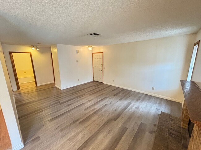 Building Photo - Gorgeous condo is a spacious 2Bed/2Bath un...