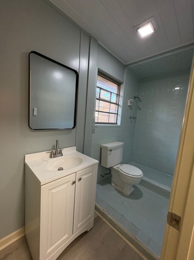 Building Photo - Beautiful 4 bedroom/ 2 bath home with Central Air&Heat