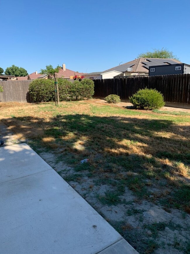 Building Photo - 3 Bedroom 2 Bath Home