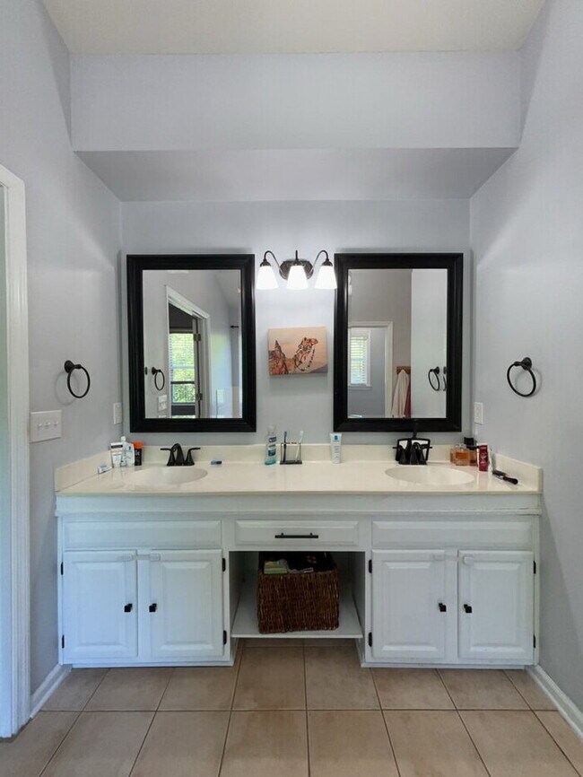 Building Photo - 1009 Ariel Ct