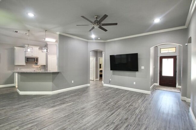 Building Photo - Coming Soon! Stunning 3 Bed 2 Bath Home on...