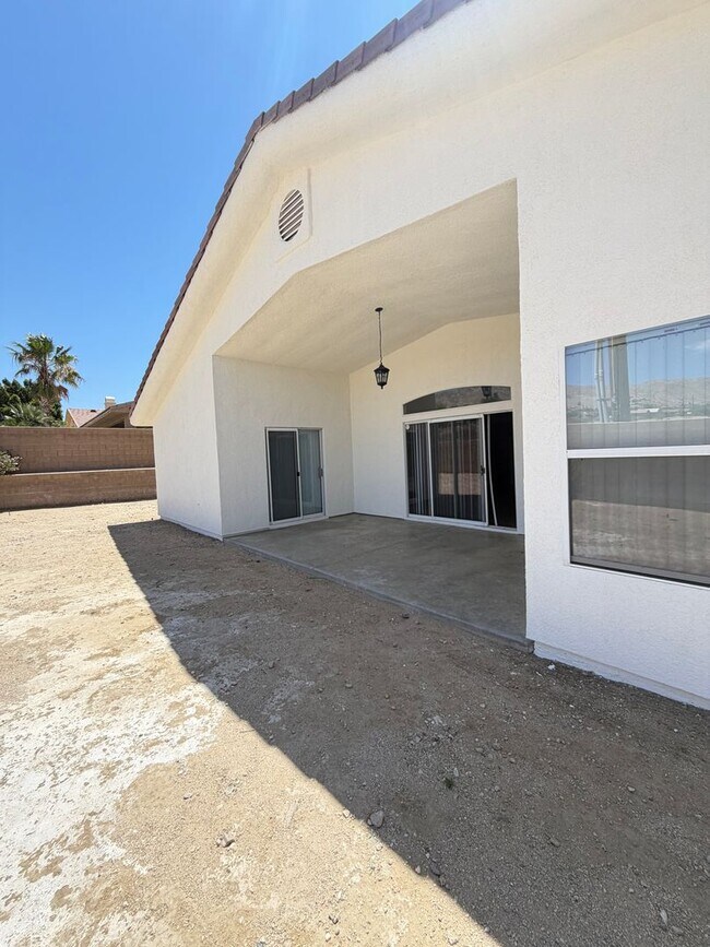 Building Photo - AVAILABLE NOW  4bd/2ba, 1895 Sq. Ft. Single Family Home with Solar