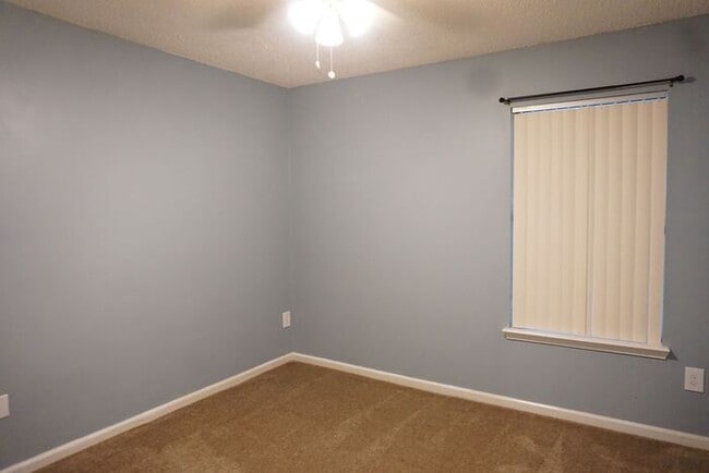 Building Photo - 3 Bedroom 2 Bathroom home with Garage Near...