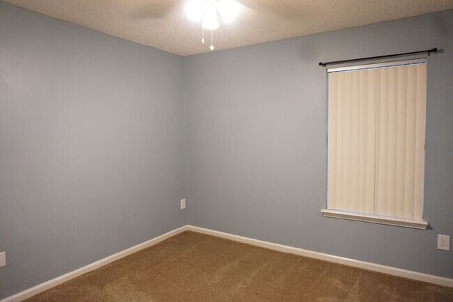 Building Photo - 3 Bedroom 2 Bathroom House with Garage Near Oakleaf