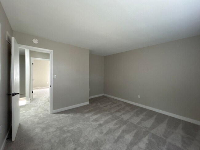 Building Photo - 2-Bedroom, 1-Bathroom Condo in South Bend – $1,464/Month (Lawn Care & Snow Removal Included!)