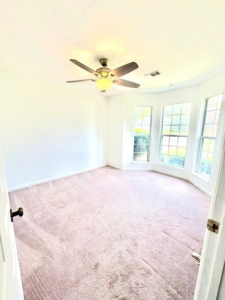 Building Photo - 5240 Spinnaker Ct
