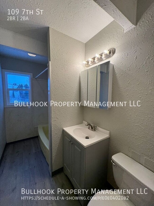 Building Photo - 109 7th St