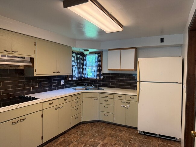 Building Photo - 3 Bed 1 Bath Home with Garage