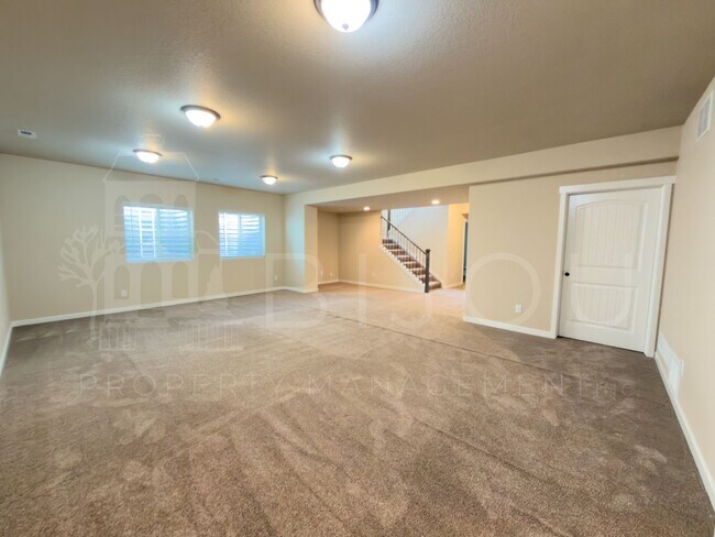 Building Photo - Spacious 4 Bedroom!!