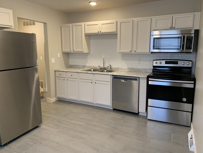 Building Photo - 2428 W Savannah Villa Oaks