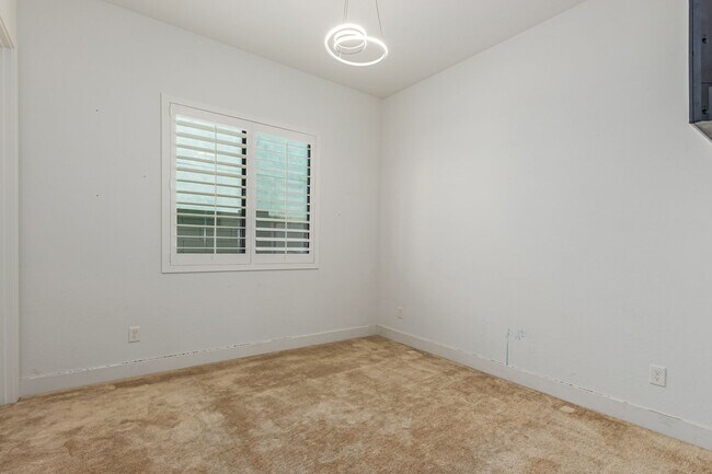 Building Photo - Luxury at Vistal