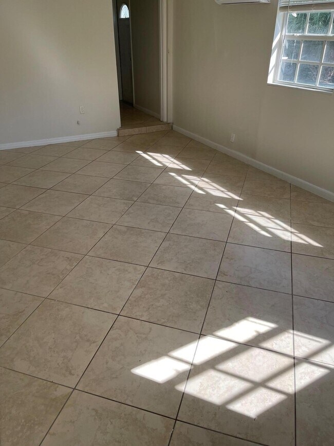 Building Photo - 2300 NE 5th Ave