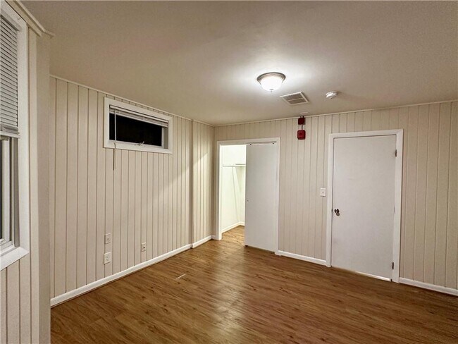 Building Photo - 800 Oakland Beach Ave