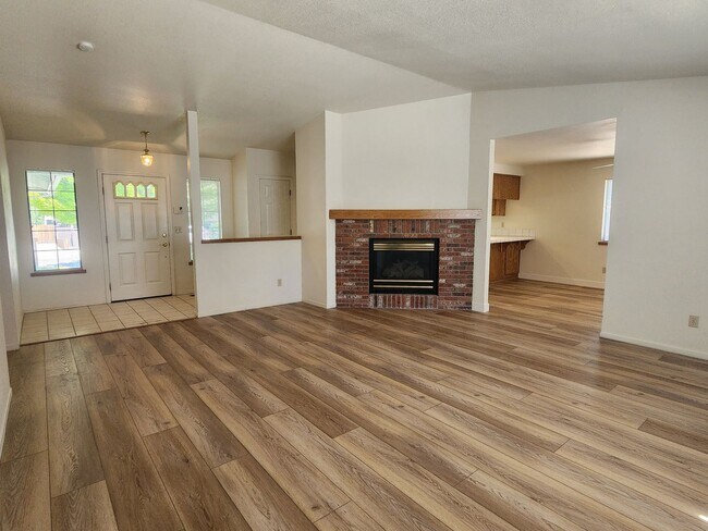 Building Photo - 1007 Shadow Ln