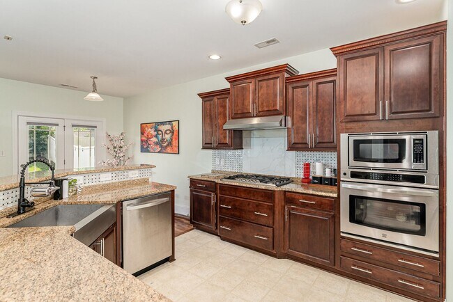Building Photo - Beautiful 4/3 in High Point