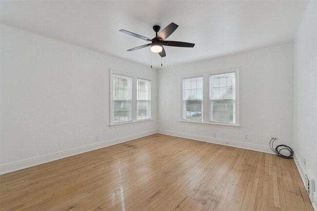 Building Photo - 1905 N Brauer Ave