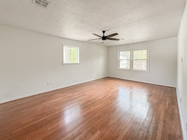 Building Photo - COME MEET YOUR NEW HOME IN KINGS GRANT!