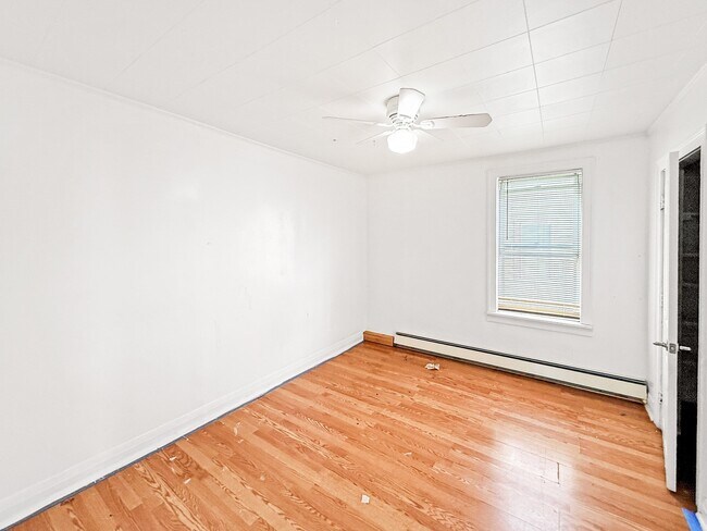 Building Photo - 28 Meadow St