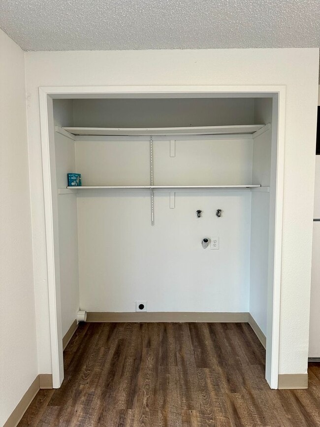 Building Photo - Spacious 3bdrm, 1bath Apt in Moyina Heights