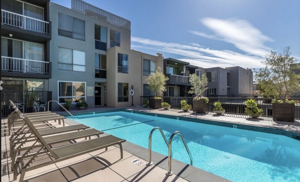 Building Photo - 1745 Camino Palmero St