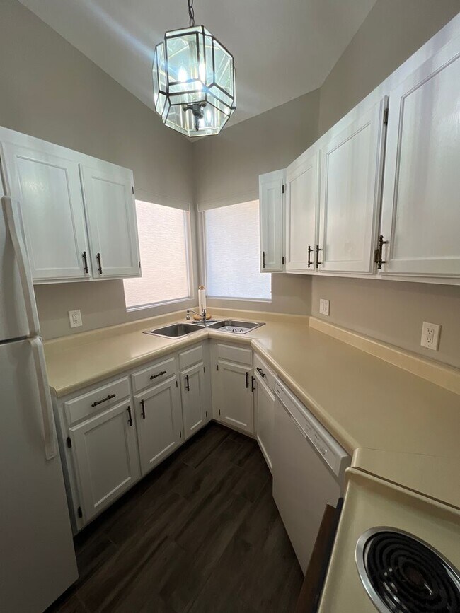 Building Photo - 675 Ridge Rim Way