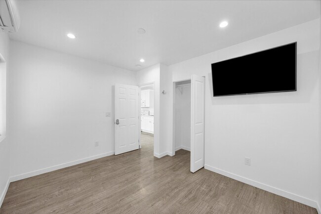 Building Photo - 572 N Cambridge St