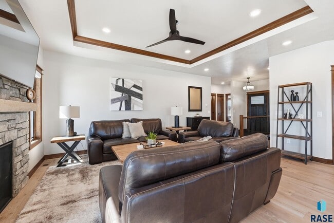 Building Photo - 2701 W Oak Hill Dr