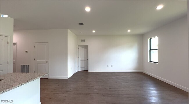 Building Photo - 8025 Oakleaf Cir