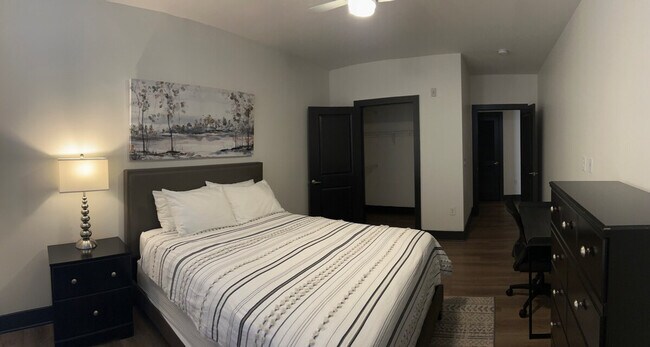 Building Photo - 401 W Trade St