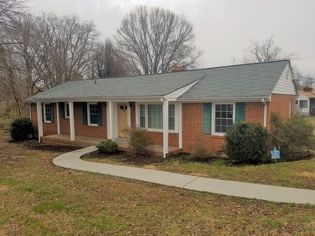 Building Photo - Large 3 bedroom brick rancher with 1.5 bathrooms.